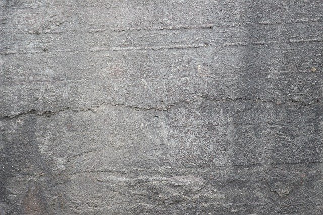 neupravená betonová zeď
